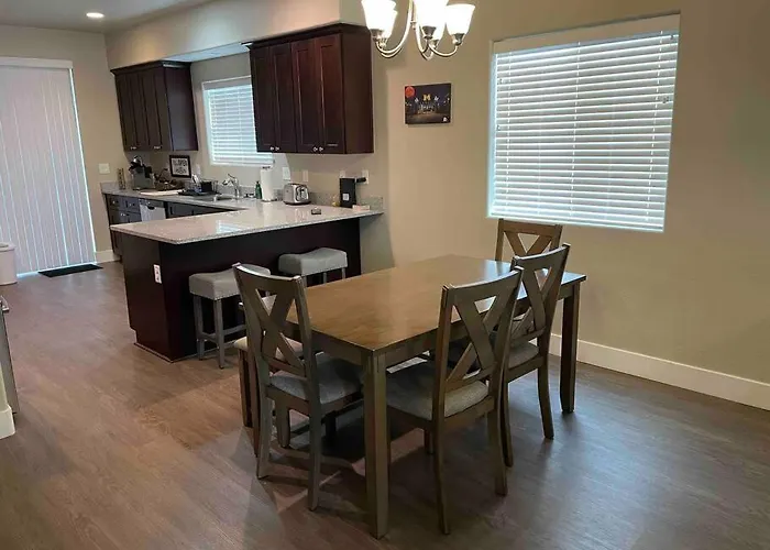 Family Friendly 4-bdrm 3.5 Bath W Guest Ferienhaus
