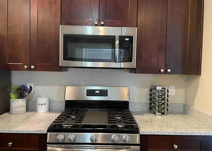 Family Friendly 4-bdrm 3.5 Bath W Guest